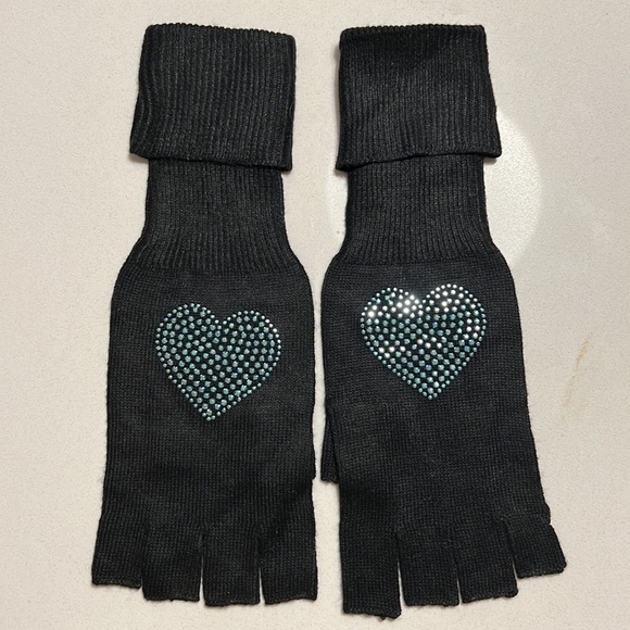 ME.N.U black with blue hearts hat/fingerless glove set - Picture 4 of 7